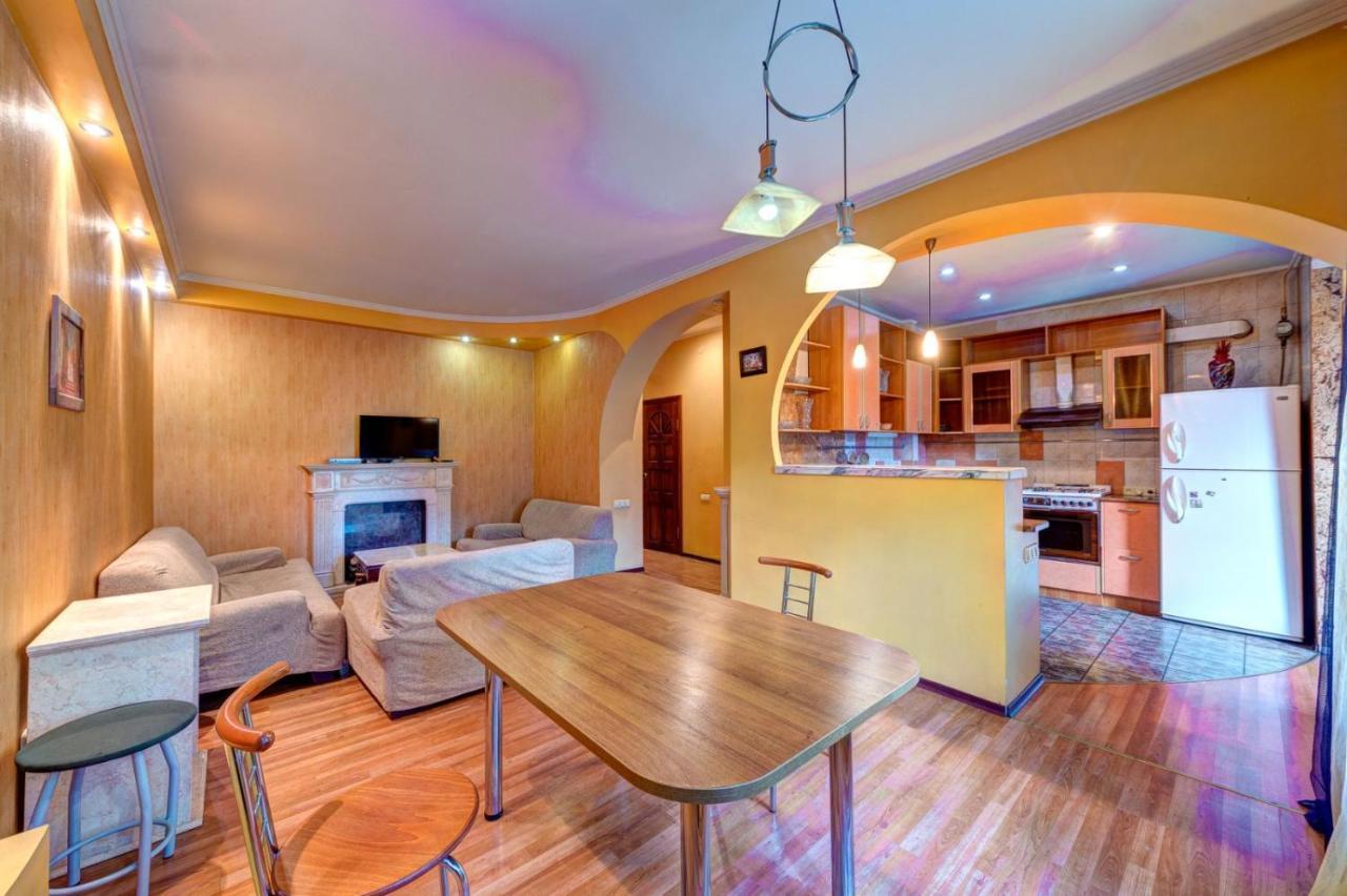 Three-Room Apartment Near Ocean Plaza Kyiv Exterior foto