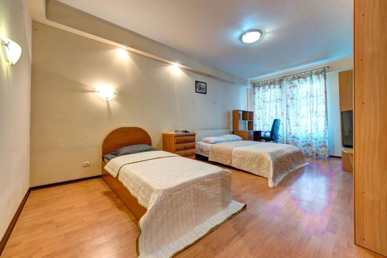 Three-Room Apartment Near Ocean Plaza Kyiv Exterior foto