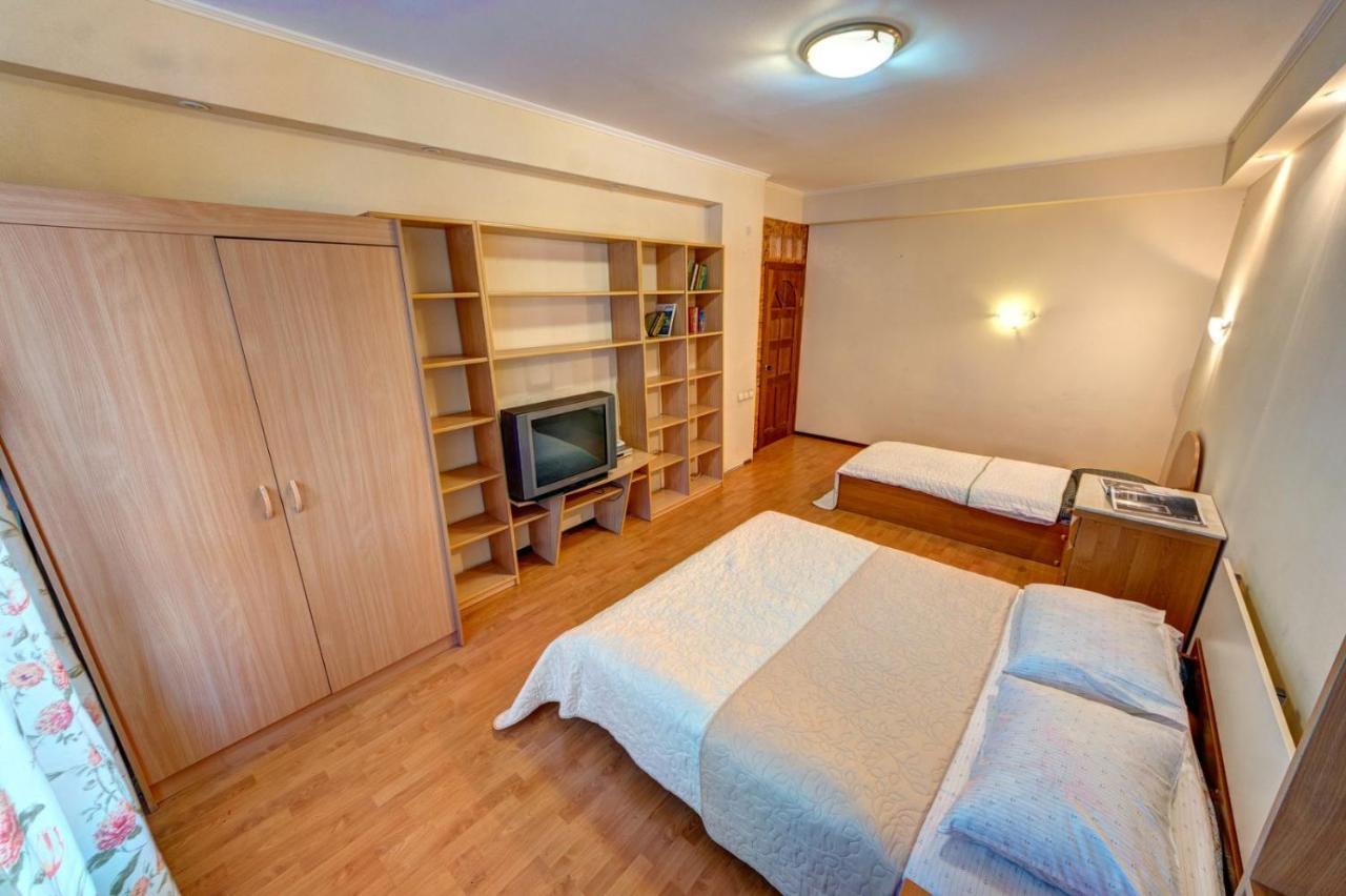 Three-Room Apartment Near Ocean Plaza Kyiv Exterior foto