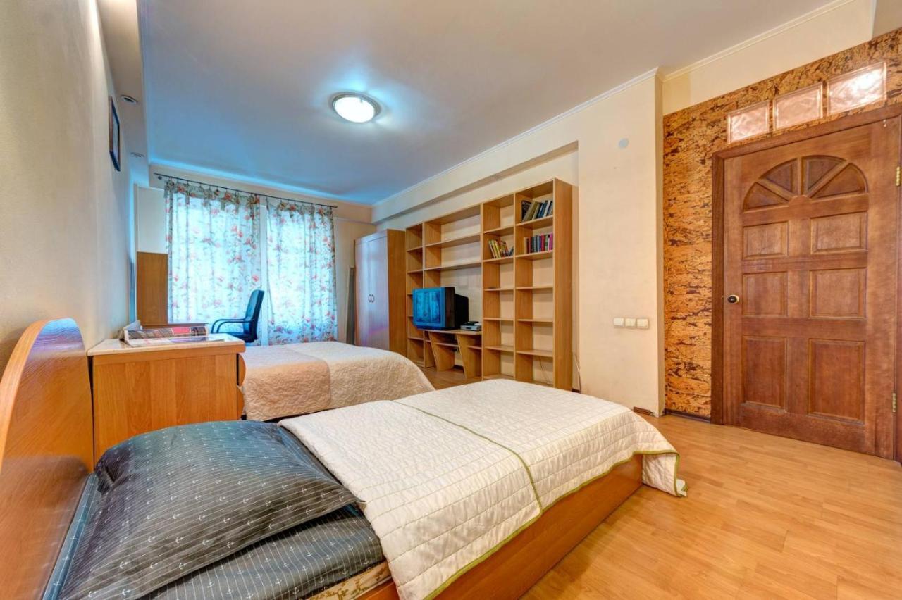 Three-Room Apartment Near Ocean Plaza Kyiv Exterior foto